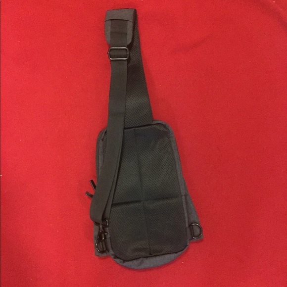 Black lightweight unisex crossbody sling bag - Picture 6 of 6